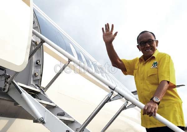 Penjelasan Ical Soal Kampanye dengan Helikopter dan Pesawat