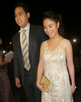 Senyum Sumringah Chacha Frederica Saat Gandeng Pacar di Resepsi Dude dan Alyssa