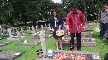 Dino Patti Djalal Tabur Bunga di Atas Makam Usman Harun di TMP Kalibata