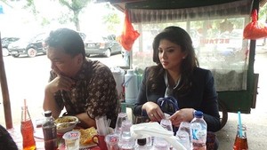 Dino Patti Makan di Pinggir Jalan Kalibata Sebelum Nyekar ke Makam Usman Harun