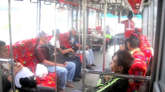 Pengalaman Naik Bus TransJ Rekondisi: Kursi Empuk dan AC Sejuk