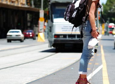 6 Cara Mengindari Penjambret Saat Traveling