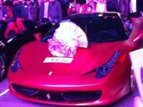 Lamaran Diterima, Pria Ini Berikan Sebuah Ferrari untuk Pacarnya