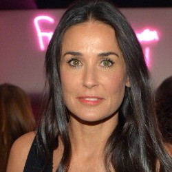 Mila Kunis Hamil Anak Ashton Kutcher, Demi Moore Kecewa