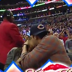 Ashton Kutcher dan Mila Kunis Ciuman di Acara Basket