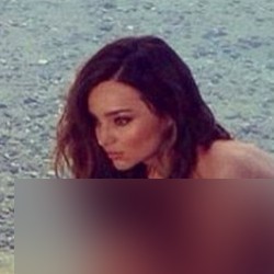Miranda Kerr Pose Bugil di Udara Dingin Swiss