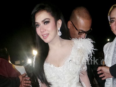 Syahrini Cetar dengan Gaun Berbulu