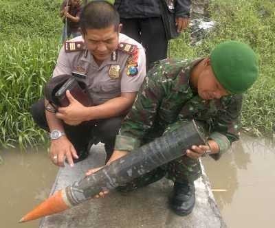 Amunisi Sepanjang 90 Cm Ditemukan Seorang Pemulung di Sungai
