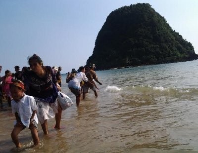 Pulau Merah, Wisata Pantai yang Akrab dengan Kegiatan Keagamaan