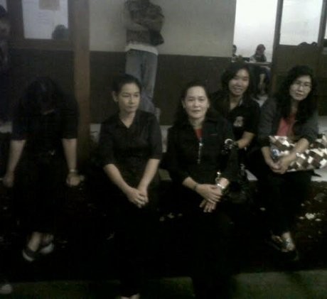 Jelang Vonis, Keluarga Sisca Kompak Berbusana Hitam