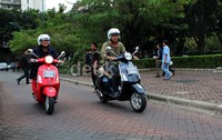 Meskipun mesin terdengar kasar, Suspensi depan dan belakang masih dirasakan cukup empuk dan tidak terlalu mengayun dan batang kemudi mudah dikemudikan sehingga tetap asyik diajak meliuk-liuk.
