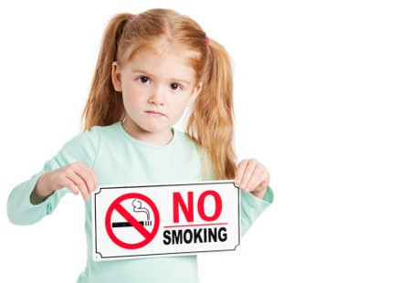 Begini Reaksi Perokok Saat Diingatkan Bahaya Ngebul Dekat Anak