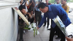 Sempat Ditolak, Dino Letakkan Bunga di Monumen MacDonald House Singapura
