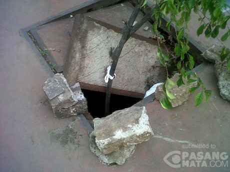 Gorong-gorong Jebol di Jl Sudirman Dipasangi Ranting Pohon