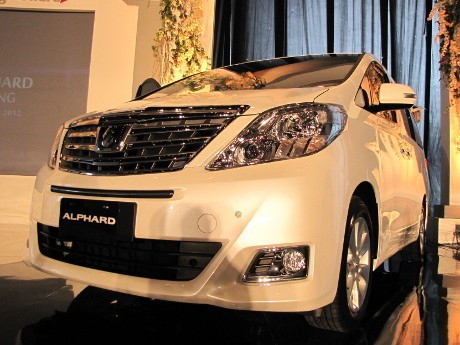 Pajak Naik, Harga Mobil Mewah Toyota Alphard dan Lain-lain Naik 30%