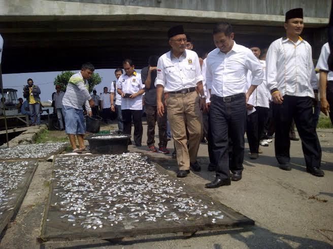 Ditemani Gubernur Sumbar, Anis Tinjau Kampung Nelayan di Padang