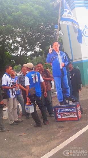 Caleg Boneka Hebohkan Warga Purworejo