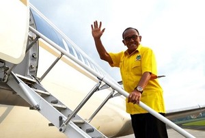 Menengok dari Dalam Fokker F-100 Armada Tempur Golkar