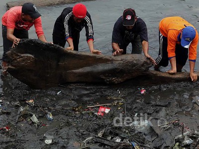 Pembersihan Sampah di BKT