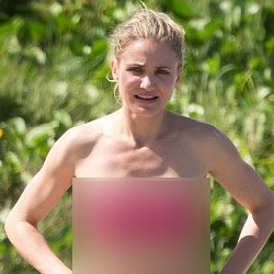 Liburan di Pulau, Cameron Diaz Seksi Berbikini