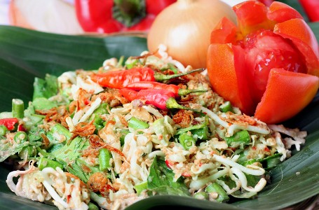 Krenyes Gurih Lotek, Rujak Cingur, dan Pecel yang Segar Sehat