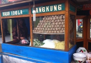 Dijajakan di Pinggir Jalan, Dinikmati Sepanjang Hari