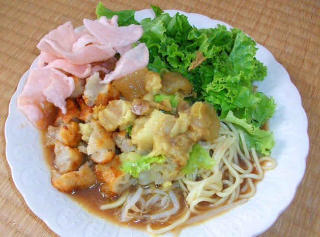 Ayo Rek! Jajan Tahu Campur dan Rawon yang Gurih Mantap