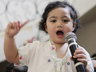 Gemes! Amora Asyik Bernyanyi di Ultah KD