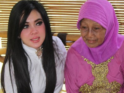 Syahrini Ziarah ke Makam Nike Ardila