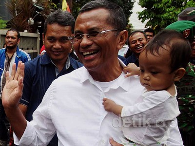 Hadiri Acara PGN, Dahlan Iskan Gendong Bocah