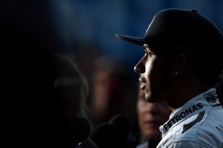 Hamilton Ucapkan Bela Sungkawa untuk Korban Pesawat MH370