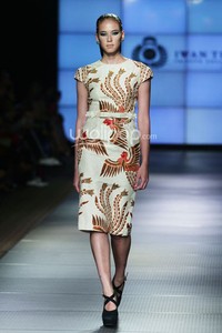 Iwan Tirta Regalia. Plaza Indonesia Fashion Week 2014 at Function Hall Plaza Indonesia Lt.2. Jakarta. [Foto: Mohammad Abduh/Wolipop]