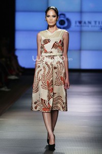 Iwan Tirta Regalia. Plaza Indonesia Fashion Week 2014 at Function Hall Plaza Indonesia Lt.2. Jakarta. [Foto: Mohammad Abduh/Wolipop]