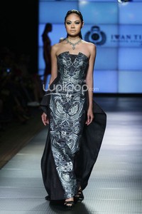 Iwan Tirta Regalia. Plaza Indonesia Fashion Week 2014 at Function Hall Plaza Indonesia Lt.2. Jakarta. [Foto: Mohammad Abduh/Wolipop]