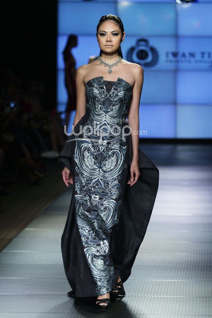 Iwan Tirta Regalia. Plaza Indonesia Fashion Week 2014 at Function Hall Plaza Indonesia Lt.2. Jakarta. [Foto: Mohammad Abduh/Wolipop]