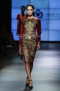 Iwan Tirta Regalia. Plaza Indonesia Fashion Week 2014 at Function Hall Plaza Indonesia Lt.2. Jakarta. [Foto: Mohammad Abduh/Wolipop]