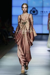 Iwan Tirta Regalia. Plaza Indonesia Fashion Week 2014 at Function Hall Plaza Indonesia Lt.2. Jakarta. [Foto: Mohammad Abduh/Wolipop]
