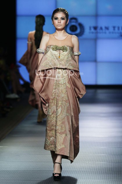 Iwan Tirta Regalia. Plaza Indonesia Fashion Week 2014 at Function Hall Plaza Indonesia Lt.2. Jakarta. [Foto: Mohammad Abduh/Wolipop]