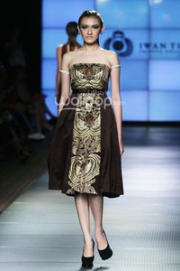 Iwan Tirta Regalia. Plaza Indonesia Fashion Week 2014 at Function Hall Plaza Indonesia Lt.2. Jakarta. [Foto: Mohammad Abduh/Wolipop]