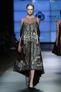 Iwan Tirta Regalia. Plaza Indonesia Fashion Week 2014 at Function Hall Plaza Indonesia Lt.2. Jakarta. [Foto: Mohammad Abduh/Wolipop]