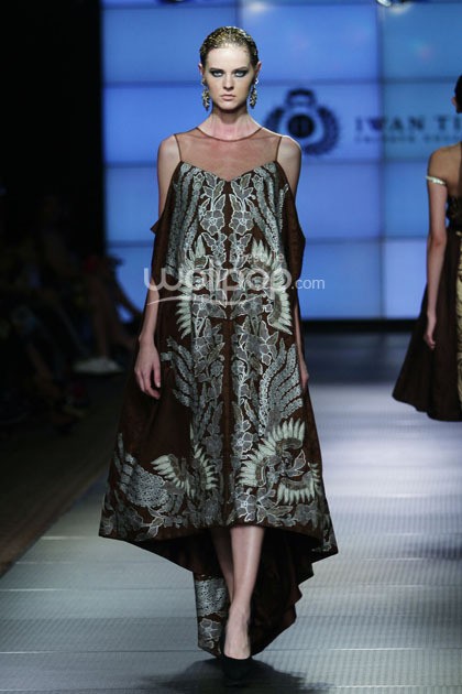 Iwan Tirta Regalia. Plaza Indonesia Fashion Week 2014 at Function Hall Plaza Indonesia Lt.2. Jakarta. [Foto: Mohammad Abduh/Wolipop]