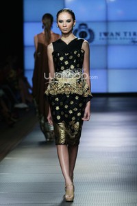 Iwan Tirta Regalia. Plaza Indonesia Fashion Week 2014 at Function Hall Plaza Indonesia Lt.2. Jakarta. [Foto: Mohammad Abduh/Wolipop]