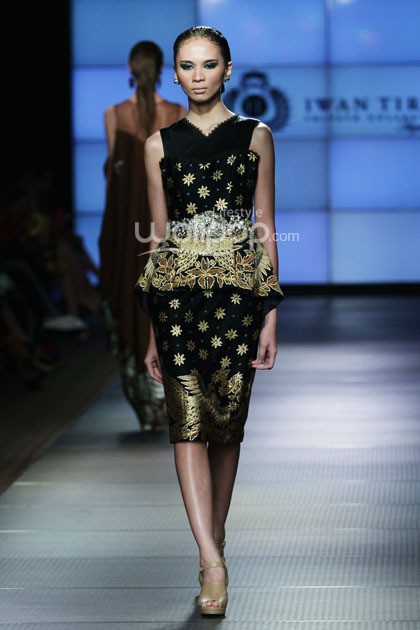 Iwan Tirta Regalia. Plaza Indonesia Fashion Week 2014 at Function Hall Plaza Indonesia Lt.2. Jakarta. [Foto: Mohammad Abduh/Wolipop]