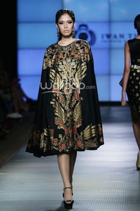 Iwan Tirta Regalia. Plaza Indonesia Fashion Week 2014 at Function Hall Plaza Indonesia Lt.2. Jakarta. [Foto: Mohammad Abduh/Wolipop]