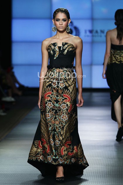 Iwan Tirta Regalia. Plaza Indonesia Fashion Week 2014 at Function Hall Plaza Indonesia Lt.2. Jakarta. [Foto: Mohammad Abduh/Wolipop]