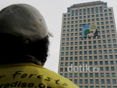 Spanduk Protes Perusakan Hutan Sumatera