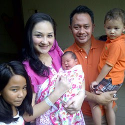 Susahnya Mona Ratuliu Ingin Liburan ke Puncak Bareng Anak