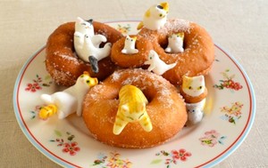 Kucing-kucing Lucu yang Bermain di Pancake dan Donat Ini Bisa Dimakan!