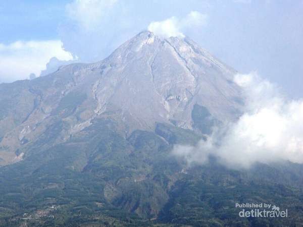 Foto Semburan Asap Merapi dari Berbagai Sisi