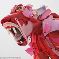 Patung Hewan Langka dari Barang-Barang yang Ditolak Lautan